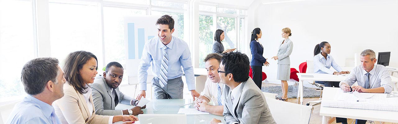 Extrovert personlighetstyp. Bild på glada kollegor i ett stort kontorslandskap.