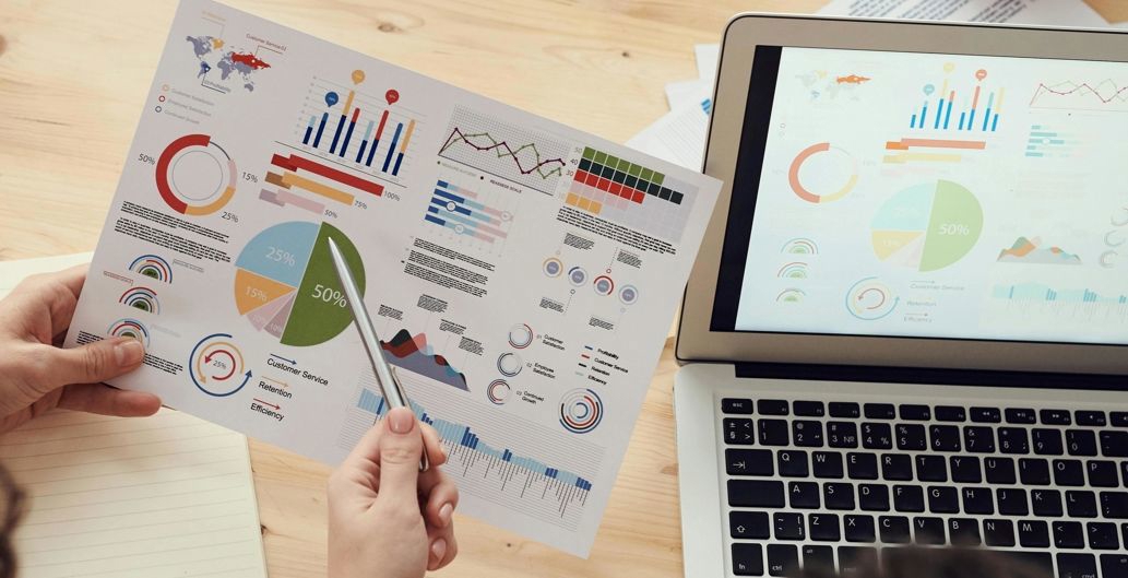 Diagram över resultat på papper och i en dator.